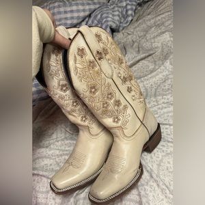 Only worn one time for about 4 hours. Still pretty much brand new. Size 7 women